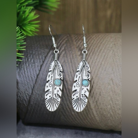Turquoise feather pendent necklace and feather drop earrings - Picture 4 of 9